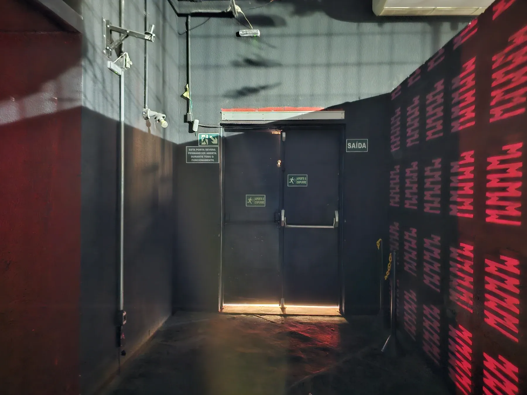 Porta e circulação interna consideradas no estudo das vedações.