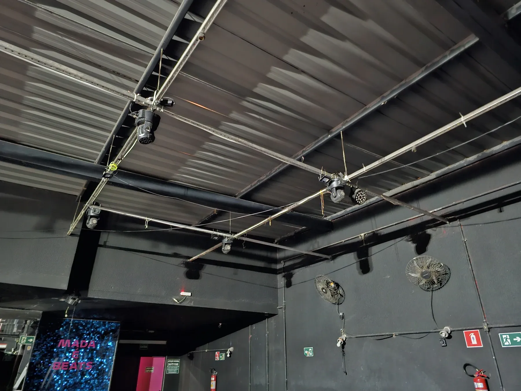 Bar: cobertura e controle da transmissão sonora