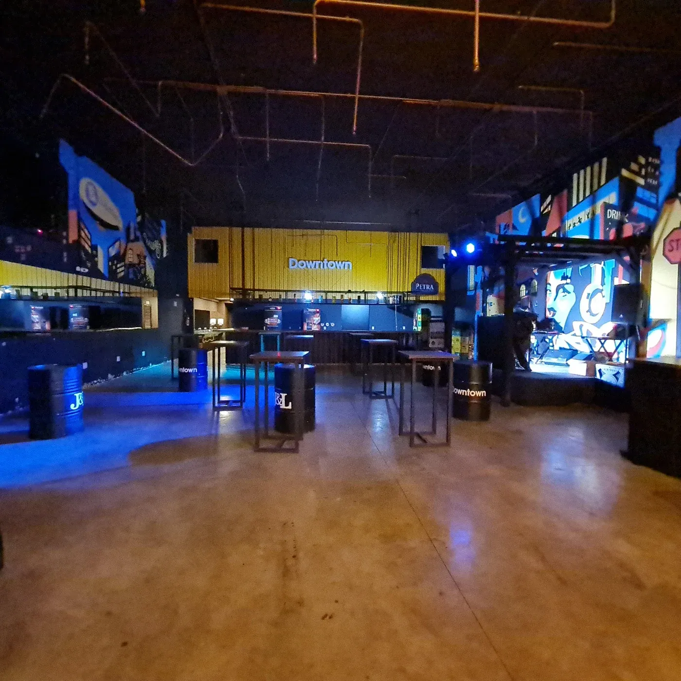 Bar: salão, sonorização e entorno