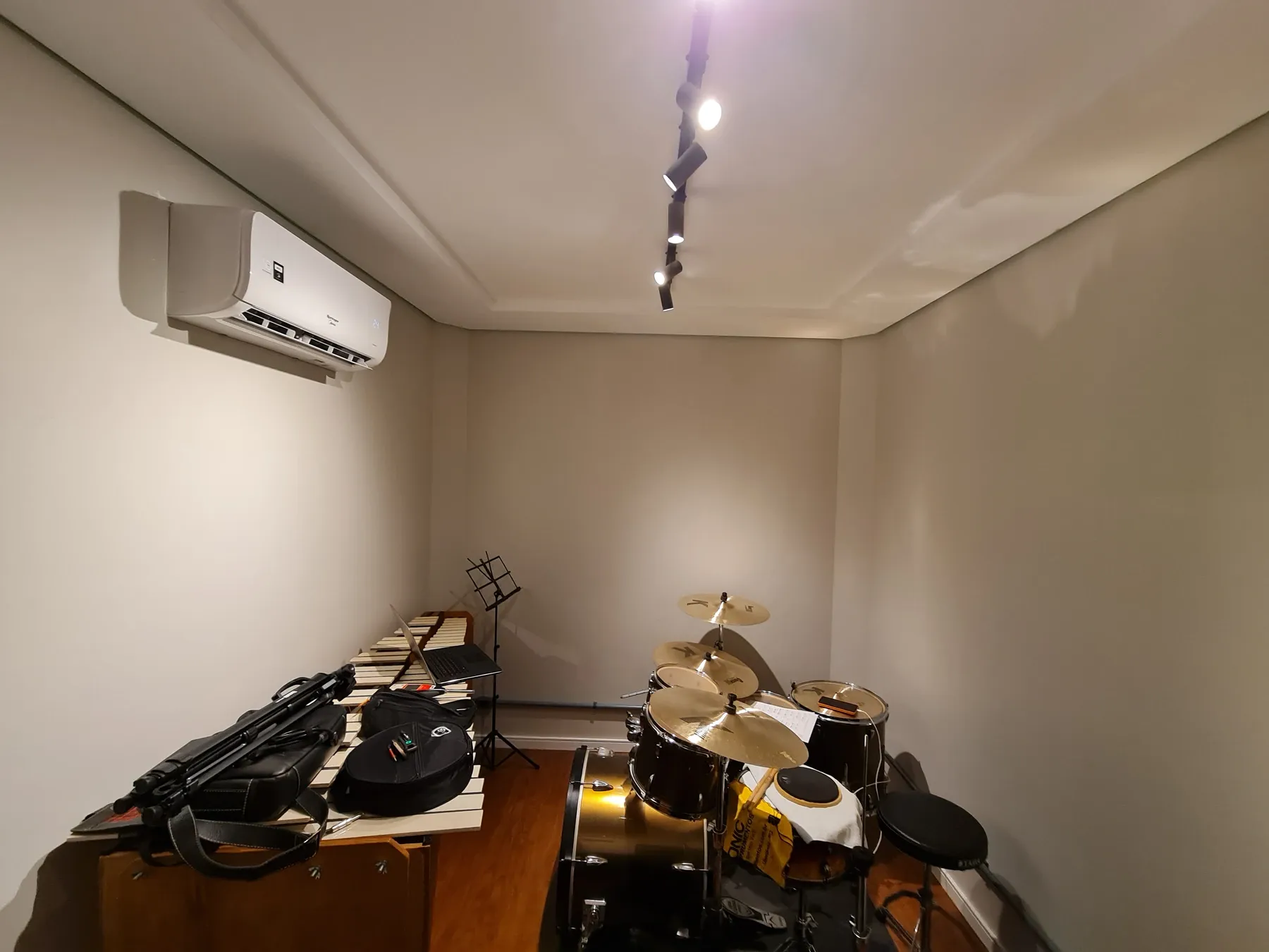 Outro ângulo do espaço utilizado para prática musical.