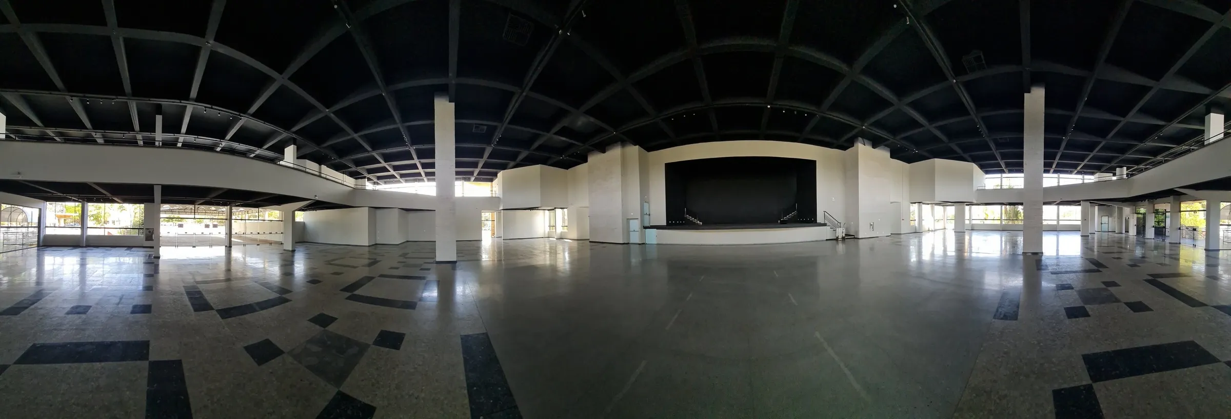 Vista panorâmica do salão de eventos durante o levantamento