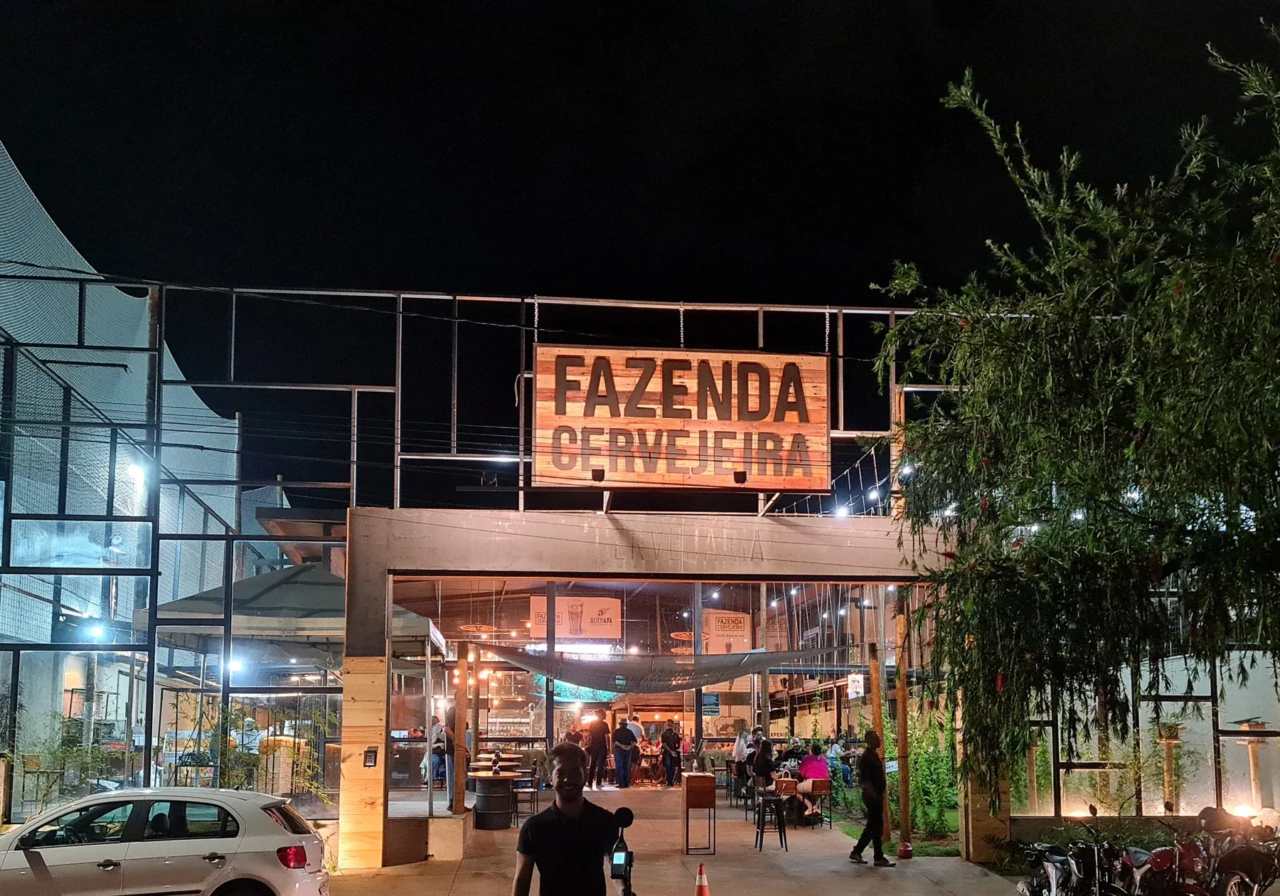 Cervejaria: fachada, salão e avaliação acústica