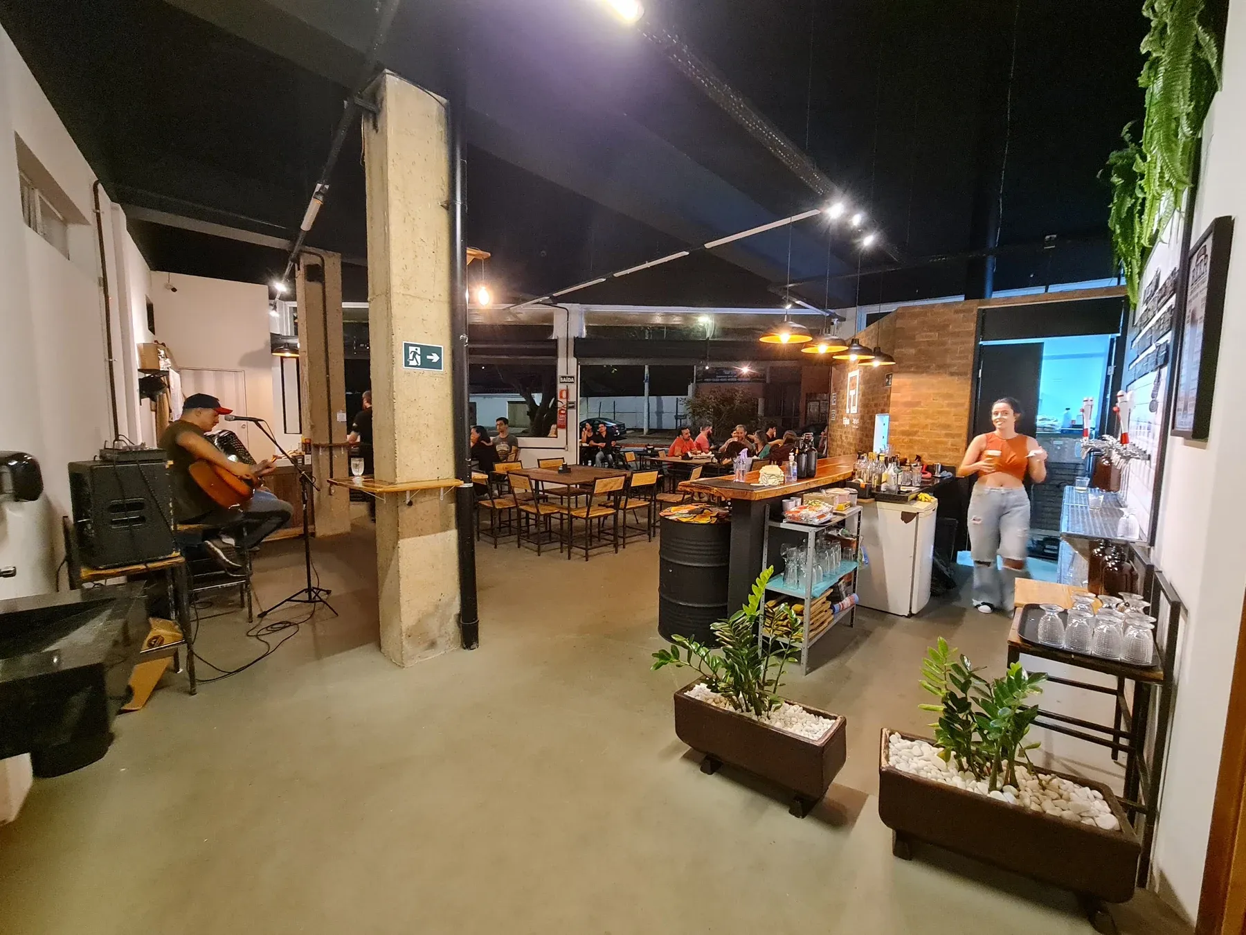 Cervejaria: salão e avaliação da vizinhança