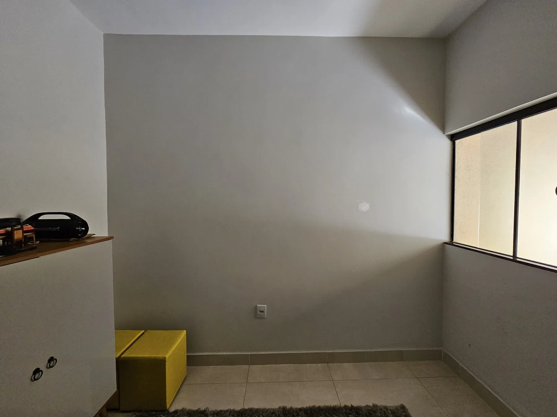 Parede e abertura de outro quarto incluído no atendimento.