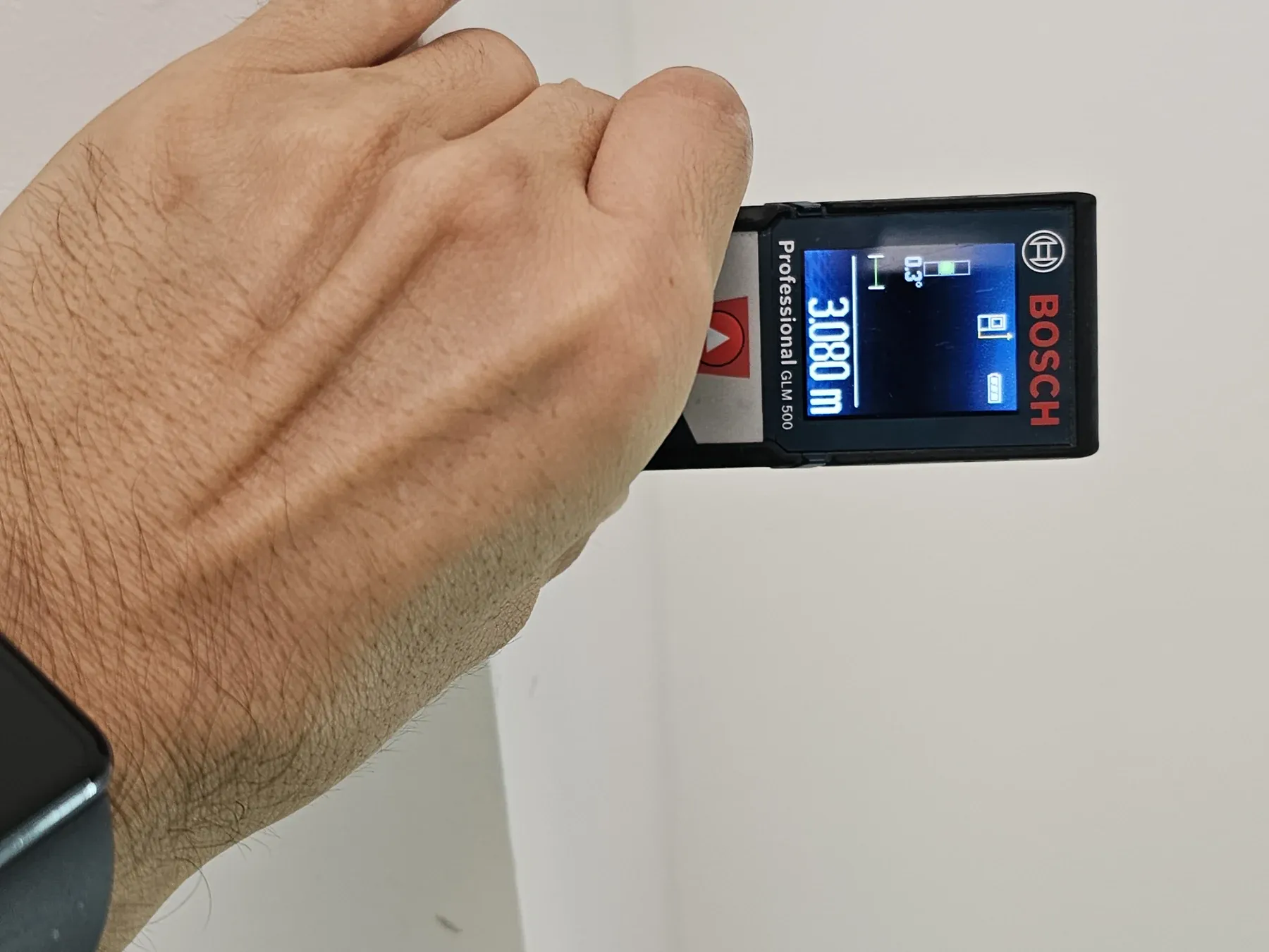 Conferência dimensional do ambiente com medidor a laser.