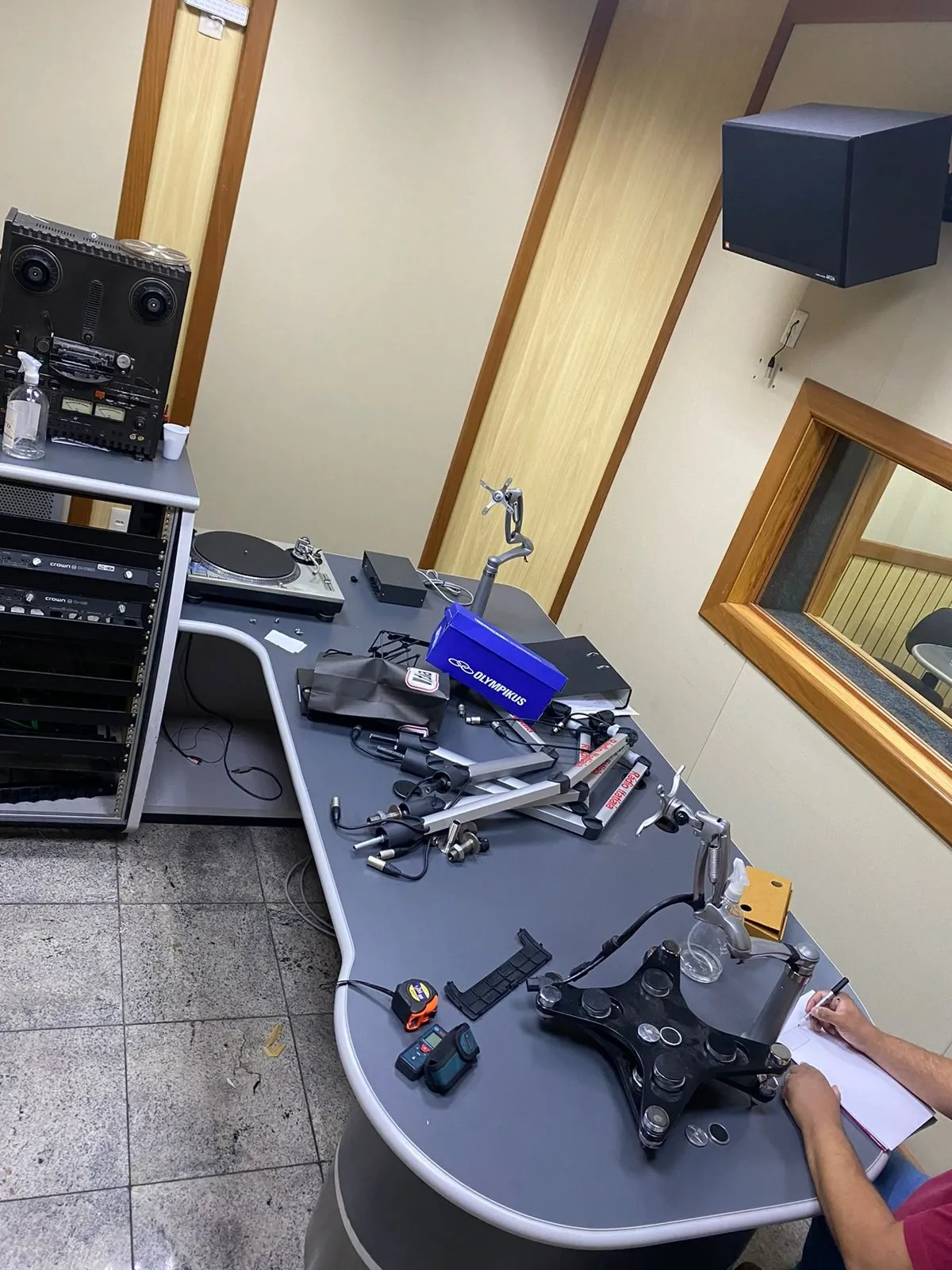 Registro da bancada e dos equipamentos do estúdio.