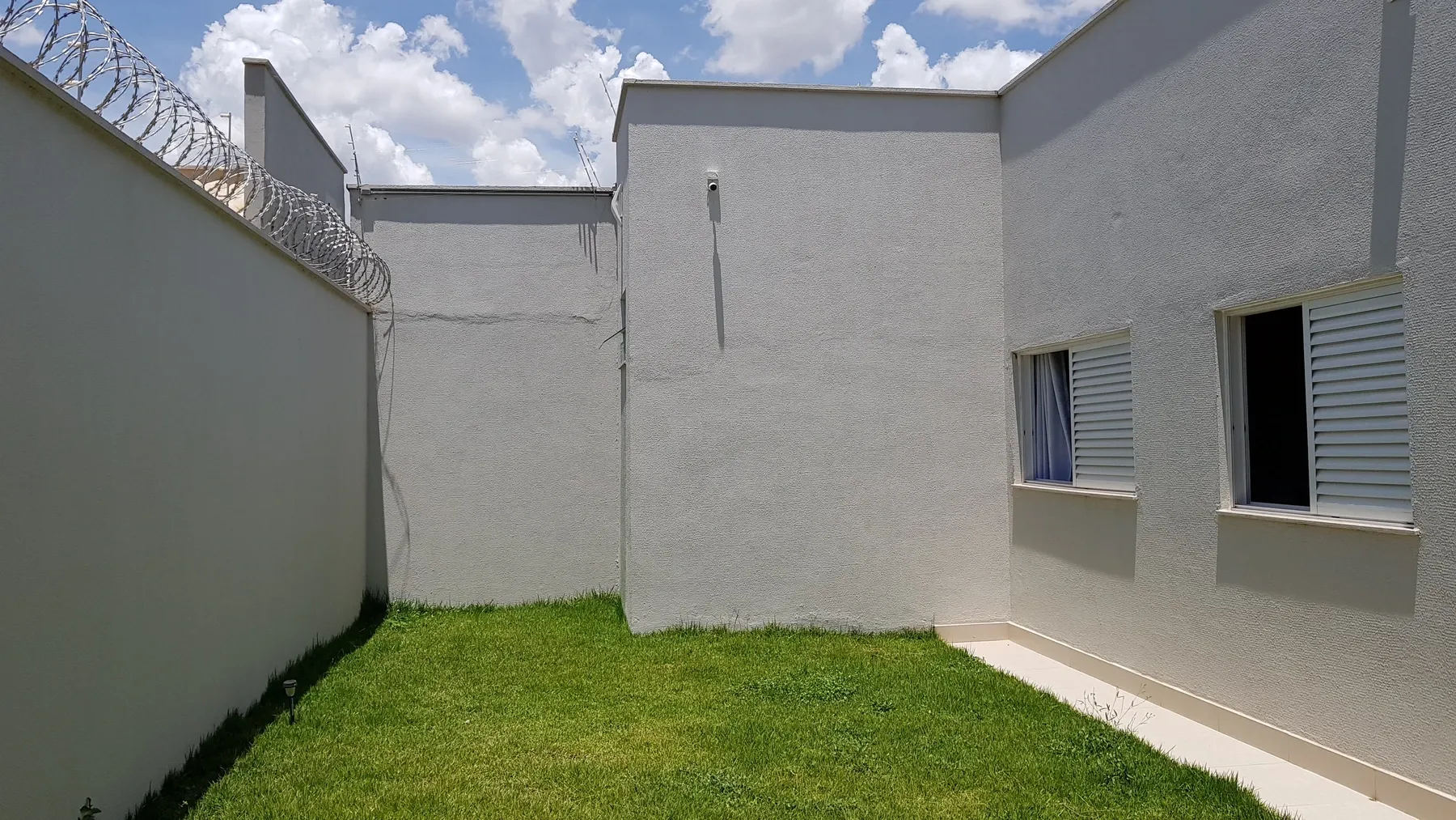 Registro do entorno imediato considerado no levantamento residencial.